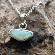 Load image into Gallery viewer, AUSTRALIAN OPAL PENDANT