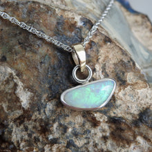 Load image into Gallery viewer, AUSTRALIAN OPAL PENDANT